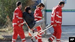 Des éléments de la Croix-Rouge transportent un rescapé du tremblement de terre à Pescara Del Tronto, Italie, 26 août 2016. 