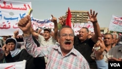 Para demonstran melakukan unjuk rasa di lapangan Firdos, pusat kota Baghdad hari ini.