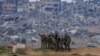 Soldados israelíes posan para una selfie en la frontera de la Franja de Gaza, en el sur de Israel, el lunes 19 de febrero de 2024. (AP Photo/Tsafrir Abayov).