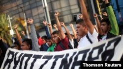 Estudiantes participan en una marcha en la Ciudad de México para conmemorar los 65 meses pasados desde la desaparición de los estudiantes de la Escuela Normalista de Ayotzinapa Raúl Isidro Burgos en el estado de Guerrero. Junio 30 de 2020.