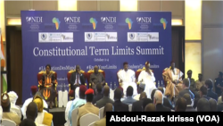 Le président nigérien Issoufou Mahamadou et les cinq anciens présidents à l'ouverture du forum à Niamey, le 2 octobre 2019 (VOA/Abdoul-Razak Idrissa).