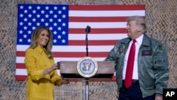 Le président Donald Trump et son épouse, Melania, à la base militaire Al Asad en Irak le 26 décembre 2018 (Photo AP / Andrew Harnik)