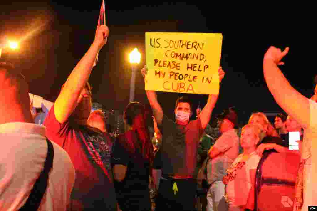 Un joven en la Calle 8 de Miami, Florida, por medio de un cartel pide la intervenci&#243;n del Ej&#233;rcito de Estados Unidos &quot;en apoyo al pueblo de Cuba&quot; tras las protestas sucedidas en la isla el domingo 11 de julio de 2021. Foto: Luis F. Rojas, VOA.