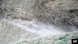 لغزش کوه در تالقان باعث فرار سی خانواده گردید