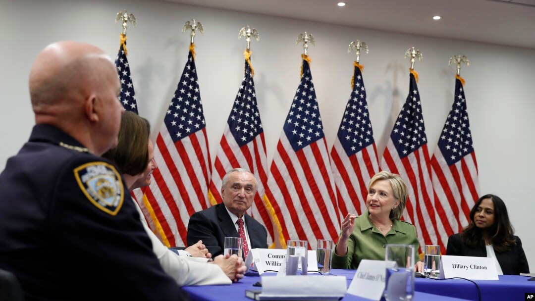 Kandidat presiden AS dari Partai Demokrat, Hillary Clinton, bertemu dengan para pemimpin lembaga-lembaga penegakan hukum di New York (18/8). (AP/Carolyn Kaster)