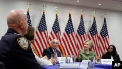 Kandidat presiden AS dari Partai Demokrat, Hillary Clinton, bertemu dengan para pemimpin lembaga-lembaga penegakan hukum di New York (18/8). (AP/Carolyn Kaster)