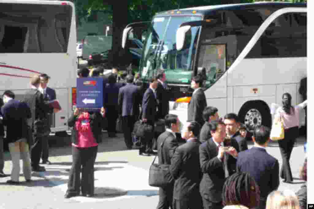 专载与会者的大巴士