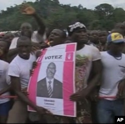 Crowds in Ivory Coast take part in campaigning ahead of Sunday's presidential election.