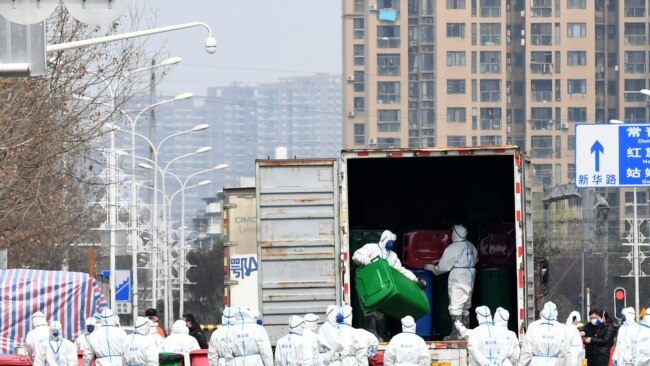 身穿防护服的工人在清理清理武汉华南海鲜市场。这里曾被认为是新冠病毒的发源地。(2020年3月4日)
