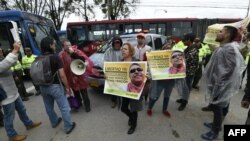 Los partidarios del miembro del partido político de las FARC Jesús Santrich, se manifiestan frente a la prisión colombiana 'La Picota', donde Santrich espera ser liberado.