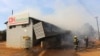 Les pompiers éteignent un incendie dans un supermarché de Manzini, Eswatini, le 30 juin 2021.