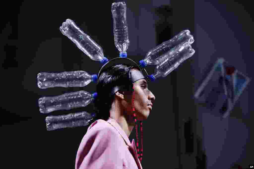 Seorang model pria mengenakan kreasi karya perancang Sanchez-Kane pada pameran busana di New York.