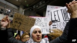 Les manifestants protestent en face du terminal 5 de l'aéroport de Chicago, le 29 janvier 2017.