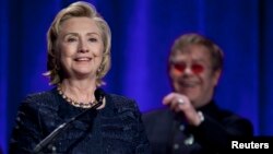 Hillary Clinton recibe el premio de la Fundación Elton John por su labor en la lucha contra el SIDA. 