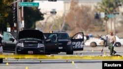 Cảnh sát điều tra hiện trường quanh khu vực nơi chiếc SUV của hai nghi can bị bắn nát tại San Bernardino, California, ngày 3/12/2015.