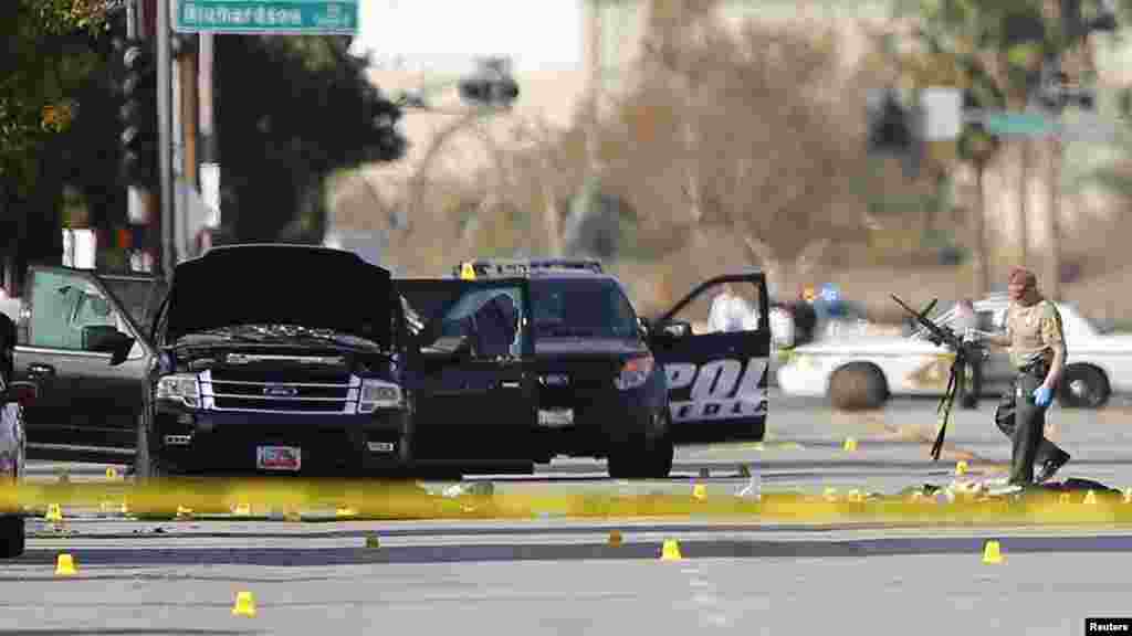 Un police ramasse des douilles après une fusillade qualifée plus tard de terroriste au cours de laquelle plus de 20 personnes ont été tu(es dans un centre de planning familiale à San Bernadino, Californie, 3 décembre 2015.