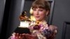Taylor Swift pose avec son Grammy award à Los Angeles le 14 mars 2021.