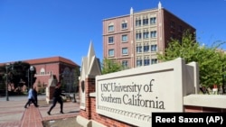 Area University Village di University of Southern California, di Los Angeles. Pasangan California telah setuju untuk mengaku bersalah membayar $250.000 untuk memasukkan putri mereka ke University of Southern California. (Foto: AP/Reed Saxon)