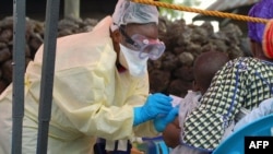 umukozi w'inzego z'ubuvuzi i atanga urukingo rwa Ebola i Goma mu burasirazuba bwa Kongo