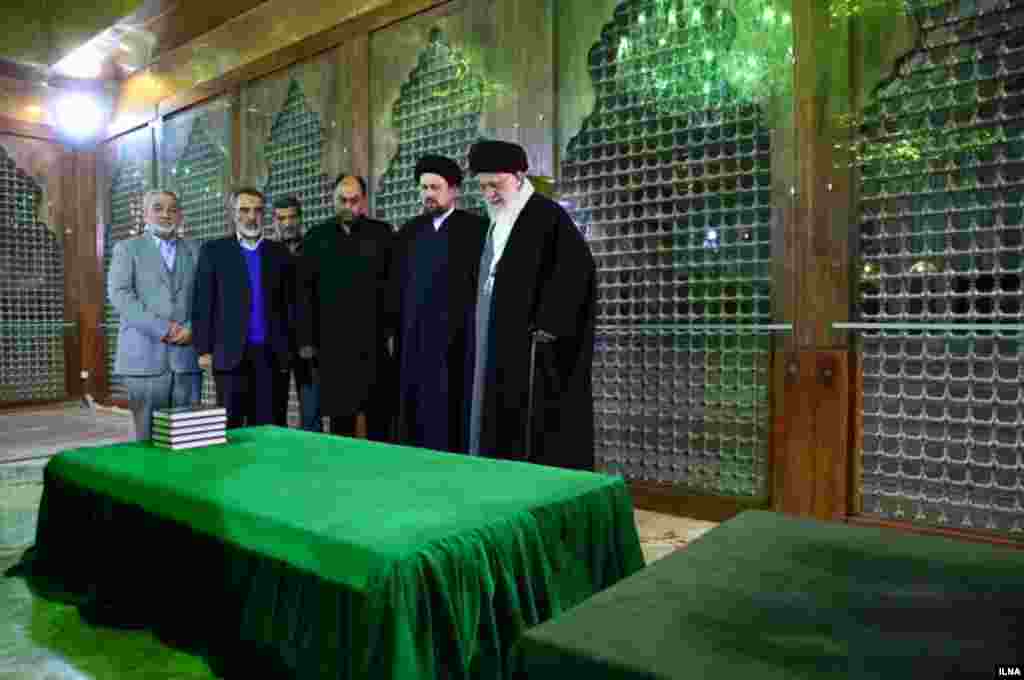 حضور آیت الله خامنه ای در مقبره آیت الله خمینی بنیانگذار جمهوری اسلامی ایران. بتازگی اکبر هاشمی رفسنجانی نیز در این مکان دفن شده است.