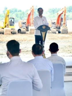 Presiden Jokowi resmi melakukan groundbreaking pabrik baterai untuk kendaraan listrik PT HKML Battery Indonesia di Karawang, Jawa Barat, Rabu, 15 September 2021. (Biro Setpres).