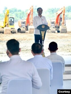 Presiden Jokowi resmi melakukan groundbreaking pabrik baterai untuk kendaraan listrik PT HKML Battery Indonesia di Karawang, Jawa Barat, Rabu, 15 September 2021. (Biro Setpres).