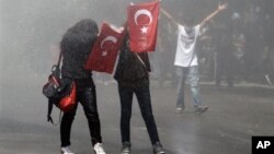Des jeunes manifestants à Ankara le 3 juin 2003.