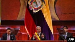 El presidente ecuatoriano, Lenin Moreno (C), flanqueado por el presidente de la Asamblea Nacional del Ecuador, César Litardo (I, y el vicepresidente ecuatoriano, Otto Sonnenholzner (I), entregan el segundo informe anual de su presidencia ante la Asamblea Nacional en Quito.