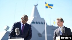 로이드 오스틴(왼쪽) 미 국방장관과 팔 욘손 스웨덴 국방장관이 지난 4월 스톡홀름 카운티 무스코 해군기지에서 공동회견 도중 웃고 있다. (자료사진)