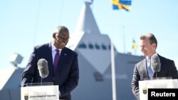 کنفرانس خبری لوید آستین (چپ) و پال جانسون، وزیران دفاع ایالات متحده و سوئد، روز ۳۰ فروردین در پایگاه دریایی موسکو، سوئد