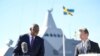 로이드 오스틴(왼쪽) 미국 국방장관과 팔 욘손 스웨덴 국방장관이 19일 스톡홀름 카운티 무스코 해군기지에서 공동회견 도중 웃고 있다. 