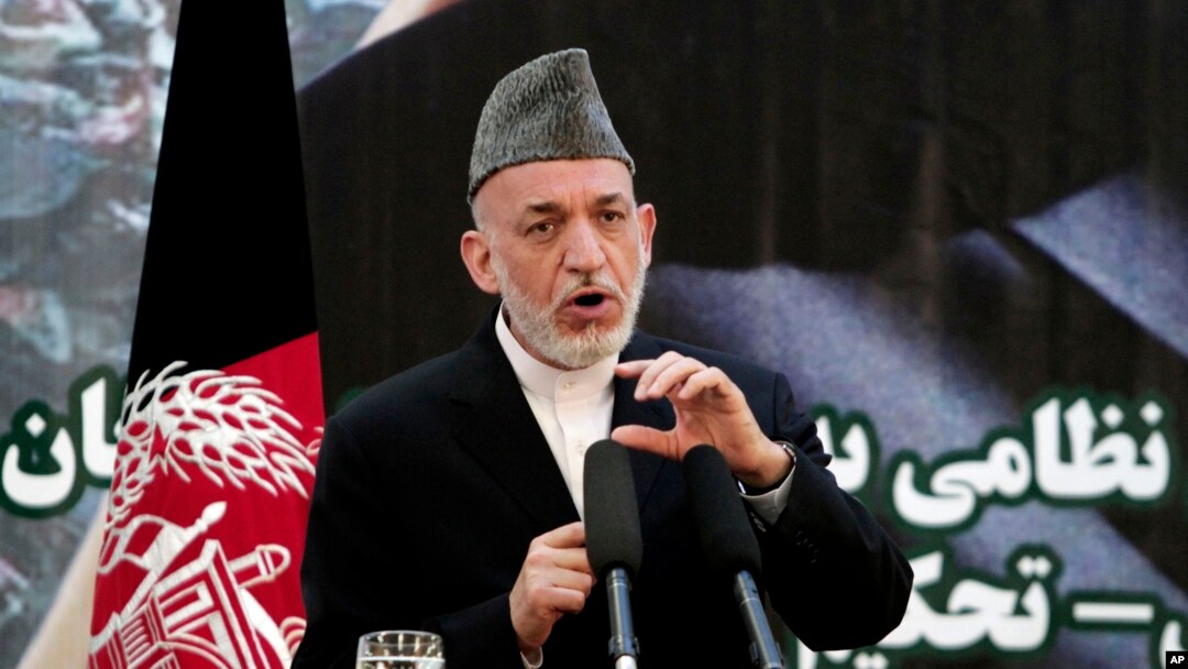 Afg'oniston prezidenti Hamid Karzay mamlakat xavfsizligi uchun mas'uliyatni xalqaro kuchlardan mahalliy qo'shinlarga butunlay topshirishga ba'gishlangan marosimda so'zlamoqda, Kobul, 18-iyun, 2013-yil