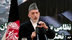 Afg'oniston prezidenti Hamid Karzay mamlakat xavfsizligi uchun mas'uliyatni xalqaro kuchlardan mahalliy qo'shinlarga butunlay topshirishga ba'gishlangan marosimda so'zlamoqda, Kobul, 18-iyun, 2013-yil