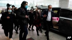 پیتر بن امبارک، رهبر تیم پژوهشی سازمان بهداشت جهانی هنگام ترک چین در فرودگاه ووهان، چین - ۱۰ فوریه ۲۰۲۱