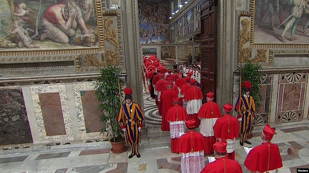 115 Hồng y bước vào nhà nguyện Sistine ở Vatican, biệt lập với bên ngoài cho đến khi bầu ra được một vị giáo hoàng mới.