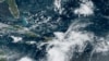 En esta imagen satelital del martes 22 de agosto de 2023 a las 9:40 a. m. ET proporcionada por la Administración Nacional Oceánica y Atmosférica, la tormenta tropical Franklin se acerca a la isla Hispaniola. 