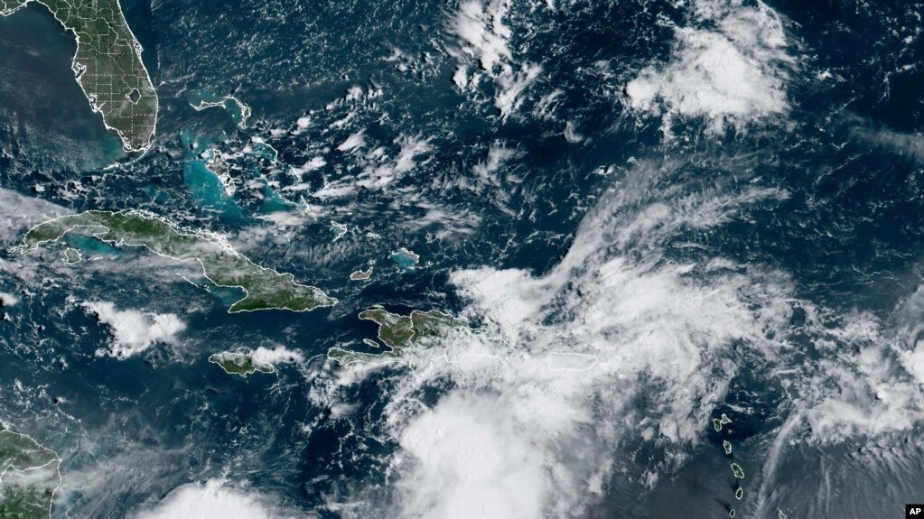 En esta imagen satelital del martes 22 de agosto de 2023 a las 9:40 a. m. ET proporcionada por la Administración Nacional Oceánica y Atmosférica, la tormenta tropical Franklin se acerca a la isla Hispaniola. 