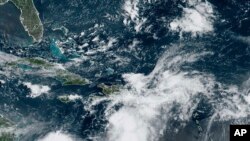En esta imagen satelital del martes 22 de agosto de 2023 a las 9:40 a. m. ET proporcionada por la Administración Nacional Oceánica y Atmosférica, la tormenta tropical Franklin se acerca a la isla Hispaniola. 