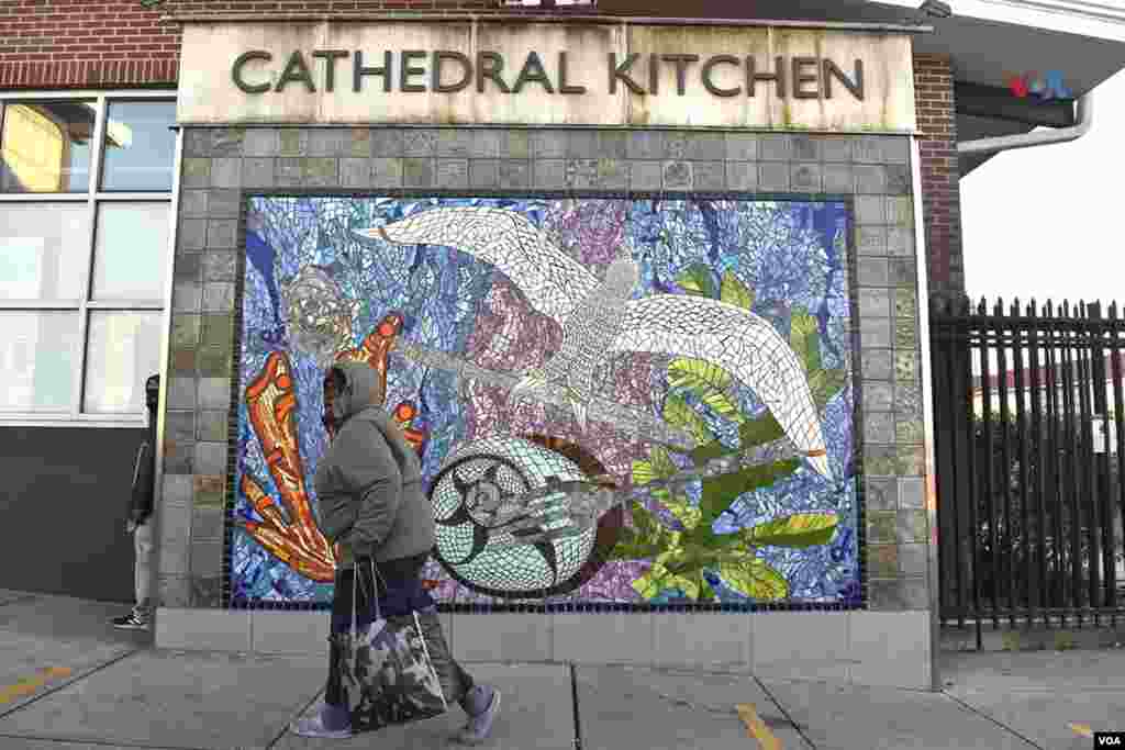 Cathedral Kitchen es una iniciativa de más de cuatro décadas en Camden, Nueva Jersey, que asiste con alimentos y otros recursos a personas con necesidades básicas para subsistir, entre ellos muchos latinos que viven en Camden, Nueva Jersey, el 26 de noviembre de 2024. [Fotografía: Luis Quintanal]