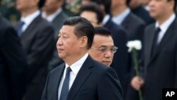 中国主席习近平和总理李克强抵达在北京的人民英雄纪念碑，参加向烈士致敬的仪式（2014年9月30日）