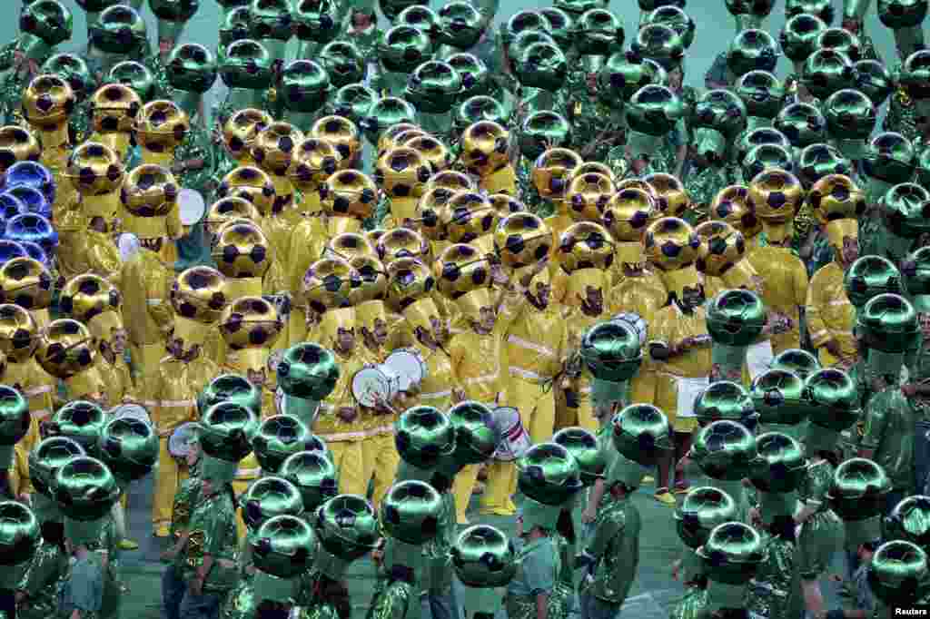 Performers take part in the closing ceremony of the Confederations Cup before the final soccer match between Brazil and Spain at the Estadio Maracana in Rio de Janeiro, Brazil, June 30, 2013.