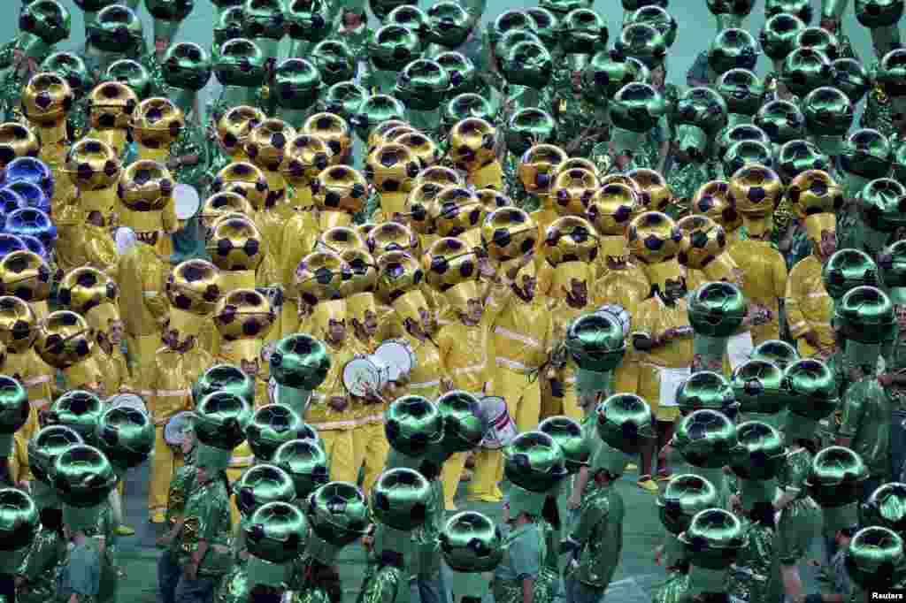 Para artis mengambil bagian dalam upacara penutupan Piala Konfederasi sebelum pertandingan final antara timnas Brazil melawan Spanyol di Estadio Maracana di Rio de Janeiro, Brazil.