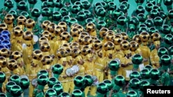 En el Maracaná se celebró el cierre de la Copa Confederaciones en Brasil, mientras afuera algunos seguían con las protestas.