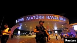 Suasana di bandara Ataturk, Istanbul, Turki pasca serangan teroris (29/6).