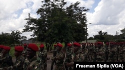 Les Forces Armées centrafricaines (FACA), lors d'une parade à Bangui, en Centrafrique, le 17 août 2018. (VOA/Freeman Sipila)