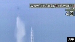 Japoni: Helikopterët hedhin ujë mbi centralin e dëmtuar