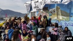 Des migrants manifestent à Lesbos, Grèce, le 19 avril 2018.