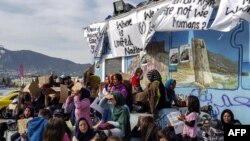 Des demandeurs d'asile manifestent à Lesbos, Grèce, le 19 avril 2018.