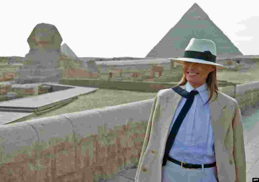 Primeira-dama americana, Melania Trump, no Egipto, a sua última paragem no périplo a África. Esta foi a primeira viagem a solo de Melania Trump