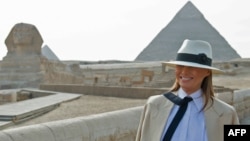 La première dame américaine, Melania Trump, visite les pyramides et le sphinx de Gizeh. Egypte, le 6 octobre 2018,